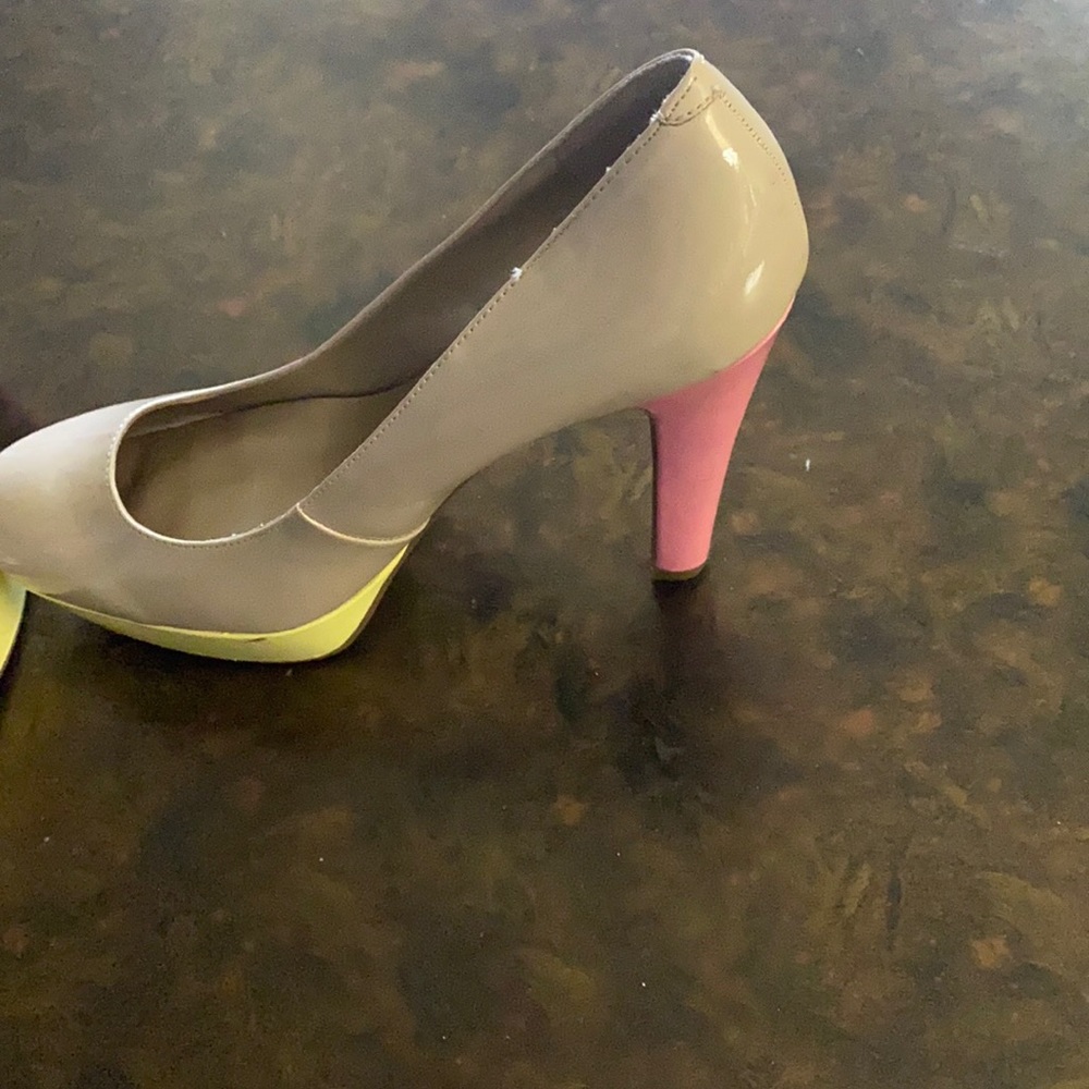 Guess yellow and pink color block pumps